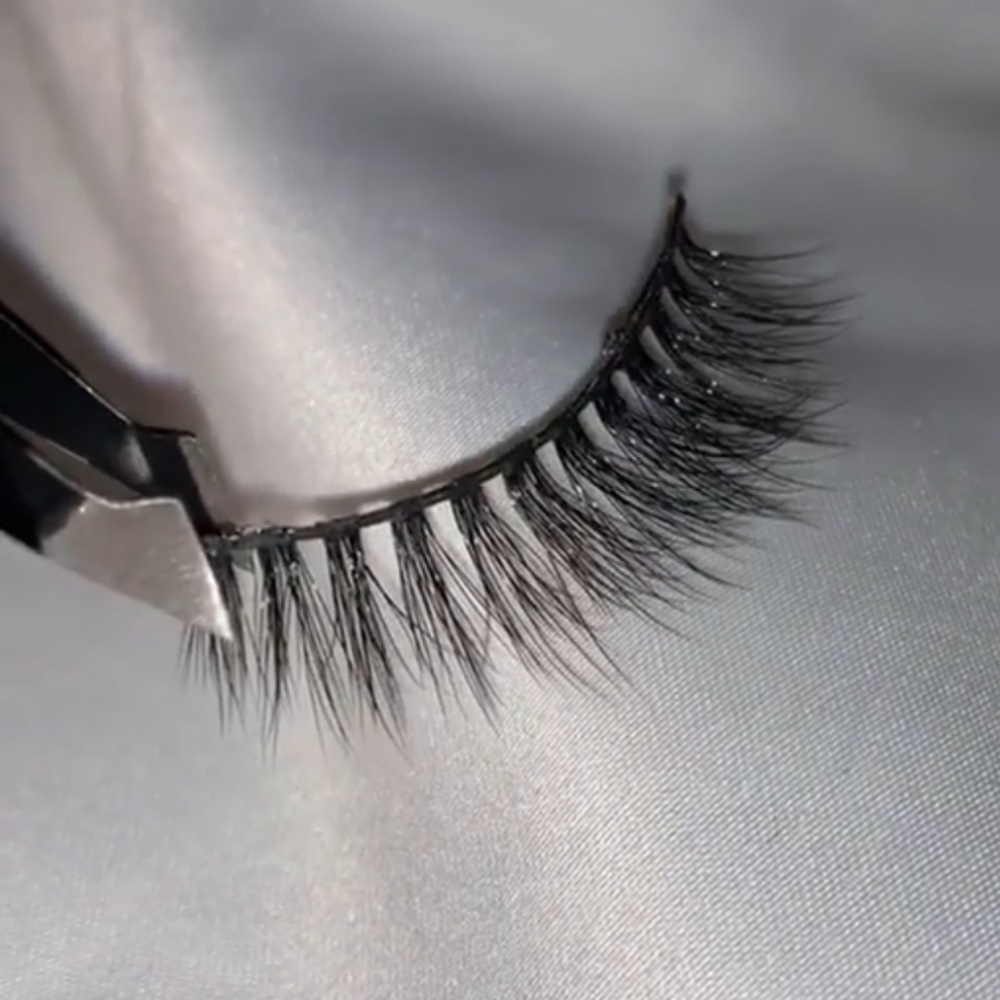 Uncomplicated style strip lashes